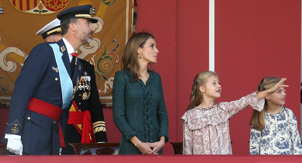 Leonor, por deseo de sus padres, solo ha participado en tres actos oficiales junto a su hermana. El primero en la Academia de San Javier, el segundo en los actos de relevo de la Corona y el pasado 12 de octubre, en el desfile. La princesa se mostró muy atenta y siguió sin fallos el protocolo.