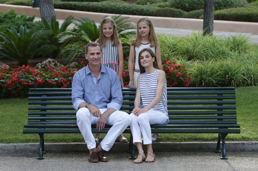 El rey Felipe VI, junto a la doña Letizia y sus hijas la princesa Leonor y la infanta Sofía, en Palma de Mallorca.