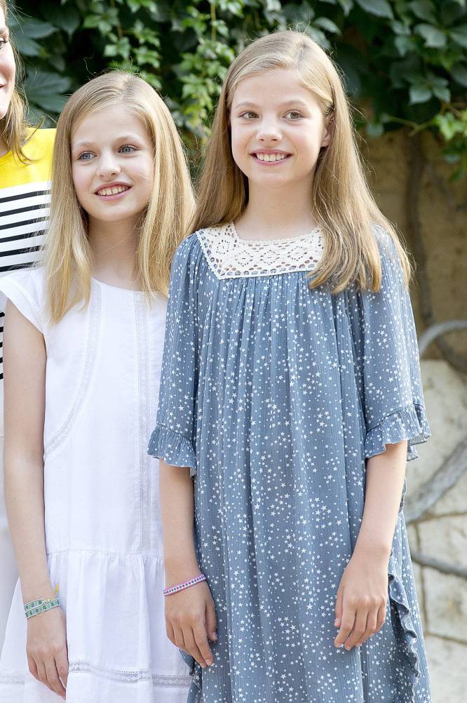 La princesa Leonor y la infanta Sofía posan para los medios en el palacio de Marivent, Mallorca, el 31 de agosto de 2017.