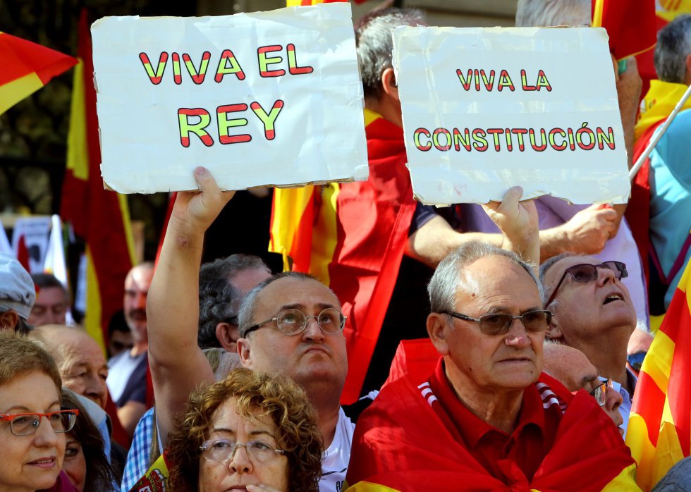 Sociedad Civil Catalana convoca otra manifestación para el domingo en Barcelona - Página 4 1509272679_208787_1509291395_album_normal