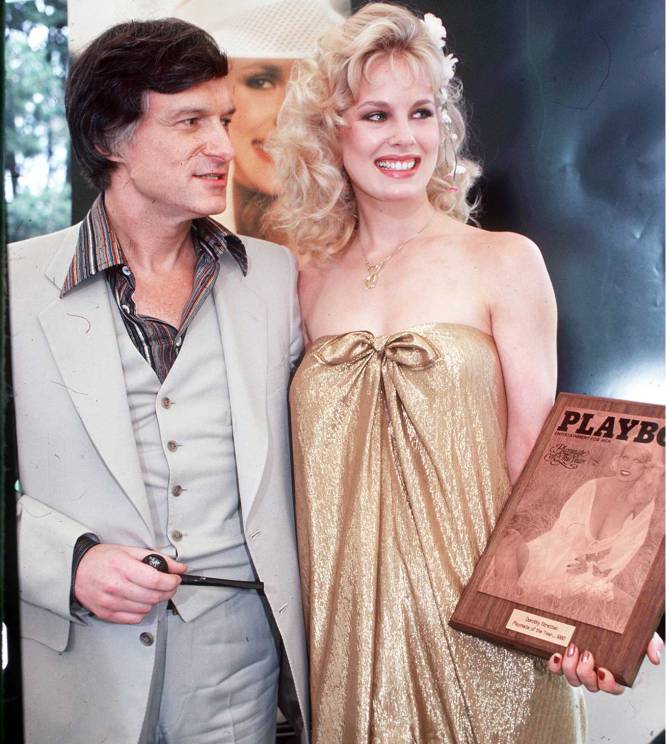 Conocida como Galaxina, el título de la película de ciencia-ficción de serie B que protagonizó antes de su muerte, Dorothy Stratten (Canadá, 1960- Los Ángeles, 1980) fue 'chica Playboy' del año 1980. También en 1980, a los 20 años, fue asesinada, atada a un banco de abdominales y violada (exactamente en ese orden) por su exmarido. A continuación él se suicidó. El fundador de 'Playboy', Hugh Hefner, se vio salpicado por la controversia porque el director Peter Bodganovich (pareja de Stratten cuando murió) aseguró que la única razón por la que ella se había casado con ese tipo violento fue para huir de la mansión Playboy, donde era sometida sexualmente. Bodganovich, por su parte, se acabó casando con la hermana de Dorothy Stratten, Louise, cuando ésta cumplió 20 años (él ya tenía 49), la misma edad a la que murió Dorothy. Peter Bodganovich y Louise Stratten estuvieron casados 13 años y se divorciaron en 2001. En la imagen, Dorothy Stratten, junto a Hugh Hefner en 1980. Ella sujeta la placa que la distingue como 'chica Playboy' de ese año.