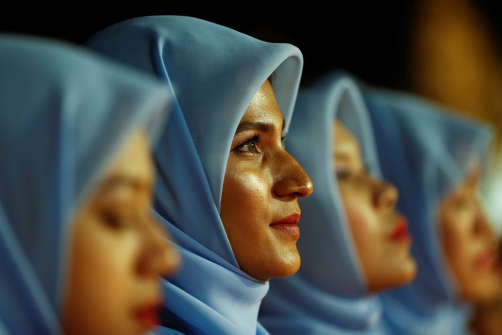 Varias mujeres musulmanas participan en la ceremonia interreligiosa Oración por la Paz convocada por la Liga Nacional para la Democracia (NLD, por sus siglas en inglés) de la líder de facto Aung San Suu Kyi, en Ragún (Birmania).