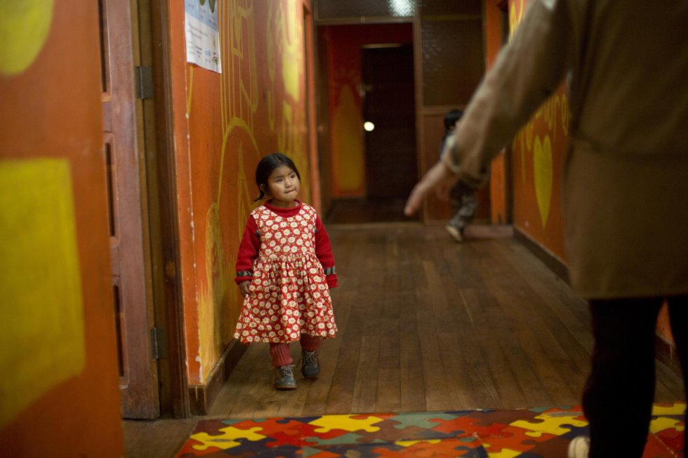 Jenny, de tres años, camina por un pasillo del centro de acogida en el que ahora vive, en El Alto, un suburbio de la capital boliviana de La Paz. Después de haber sido maltratada por sus padres, la encontraron viviendo en las calles. El centro está destinado a proporcionar refugio durante solo 24 horas, pero muchos niños permanecen durante semanas o incluso meses hasta que haya espacio disponible para ellos en una instalación más permanente. El de Jenny es un caso de los 300 millones de niños de dos a cuatro años de todo el mundo —es decir, unas tres cuartas partes— que sufren castigos físicos yo psicológicos por parte de sus cuidadores en el hogar, según un reciente informe de Unicef titulado 'Una situación habitual: violencia en las vidas de los niños y los adolescentes'.