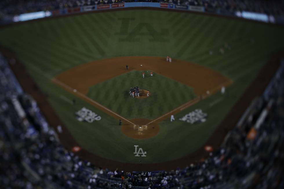 Vista del partido de béisbol entre Los Astros de Houston y los Dodgers de Los Ángeles celebrado en el Dodger Stadium.