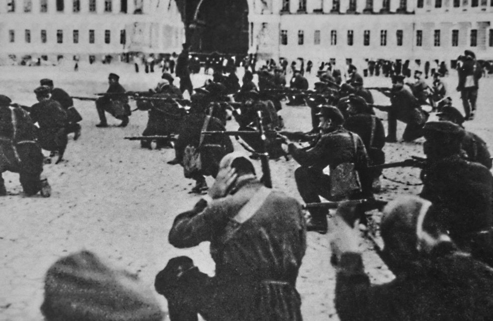 I rivoluzionari assediano il Palazzo d’Inverno il 25 ottobre (7 novembre) 1917