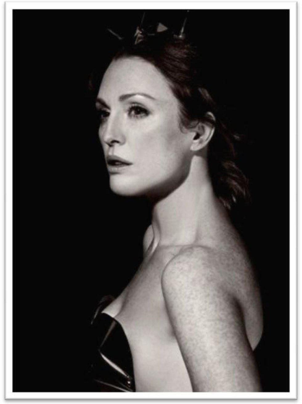 Pirelli presentó en Moscú el calendario para el 2011, un obra de arte firmada por Karl Lagerfeld. El famoso diseñador lo tituló Mythology, y fue un calendario dedicado a diosas y dioses, la actriz Julianne Moore y 20 modelos (15 mujeres y cinco hombres) protagonizaron las páginas del calendario.