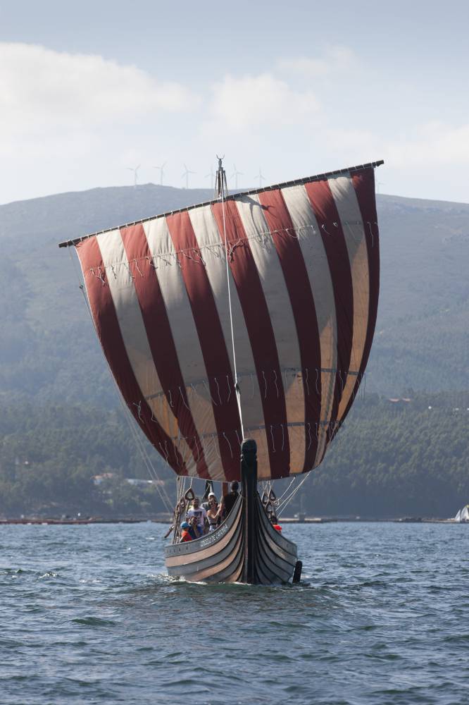 Drakkar de catoira vikingo en el 12º encuentro de embarcaciones tradicionales en Cabo de cruz.