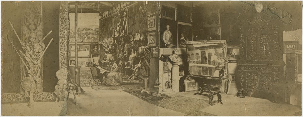 Fotografía anónima del 'atelier' de Fortuny con Mariano Fortuny y Cecilia de Madrazo.