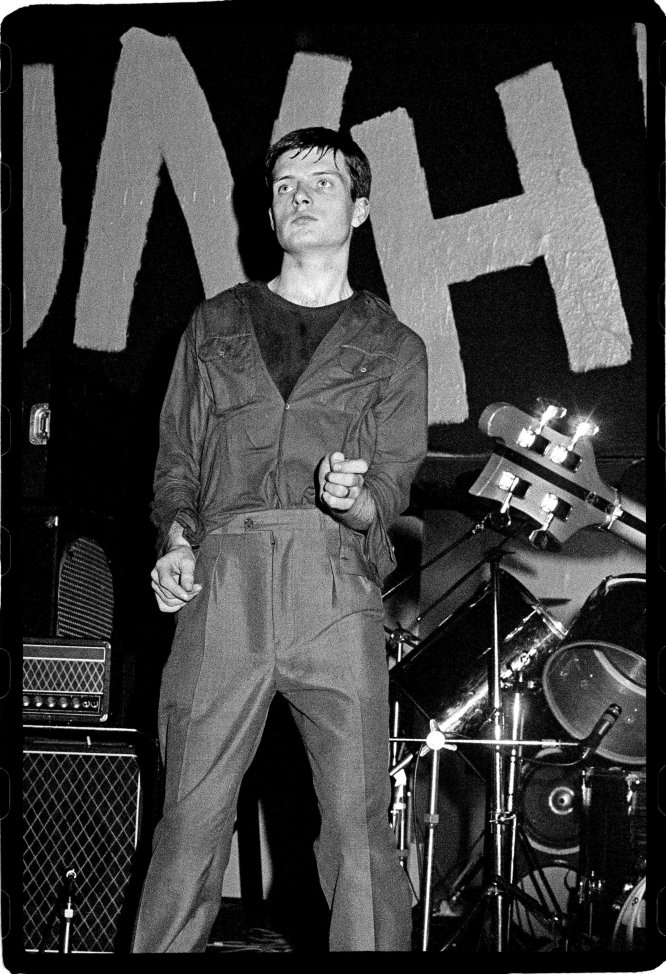 Depresivo, atormentado y genial. Ian Curtis (1956-1980) fue el lí­der de Joy Division, la banda inglesa que con solo dos discos ('Unknown pleasures', de 1979, y 'Closer', de 1980) sentó las bases del pop alternativo de los ochenta: adiós a la ira, hola a la introspección. Curtis se quitó al vida (se ahorcó) el 18 de mayo de 1980 y su banda se reconvirtió en New Order, uno de los grupos más importantes de la historia del pop. Su legado quedó en decenas de libros y pelí­culas que le rinden homenaje. Tení­a solo 23 aí±os.