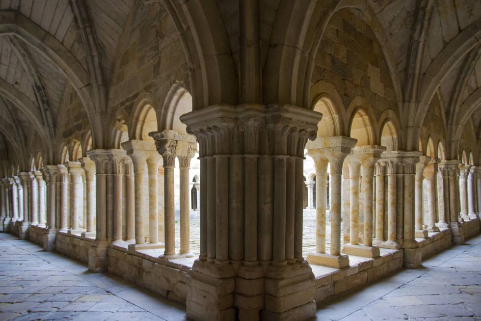 Vista del claustro bajo del monasterio de Santa María la Real, en Aguilar de Campoo. El monumento, del siglo IX, fue restaurado por un equipo encabezado por Peridis.