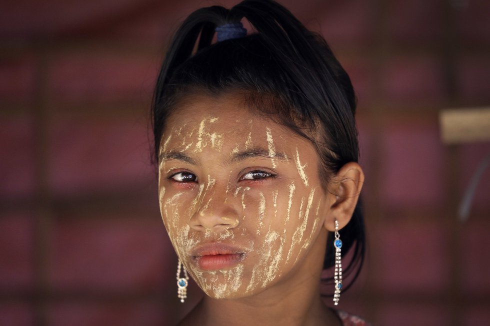 Una niña Rohingya con la cara cubierta de 'thanaka', una pasta cosmética hecha de tierra, en el campamento de refugiados de Kutupalong, Bangladesh.