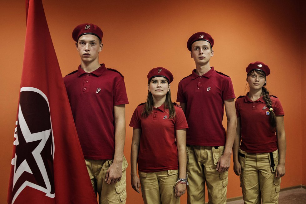 Miembros de la Yunarmia, organización militar para los jóvenes rusos creada en 2016 por el Ministerio de Defensa. Yunarmia recluta a niños y niñas rna partir de los 10 años para cultivar la vida sana rny el espíritu de servicio rna la madre patria.