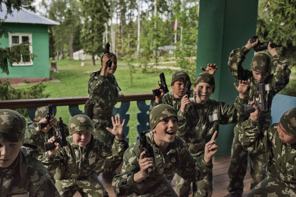 Niños y niñas se preparan para el servicio militar en el campamento castrense de verano conocido rncomo Razvedbat.rn