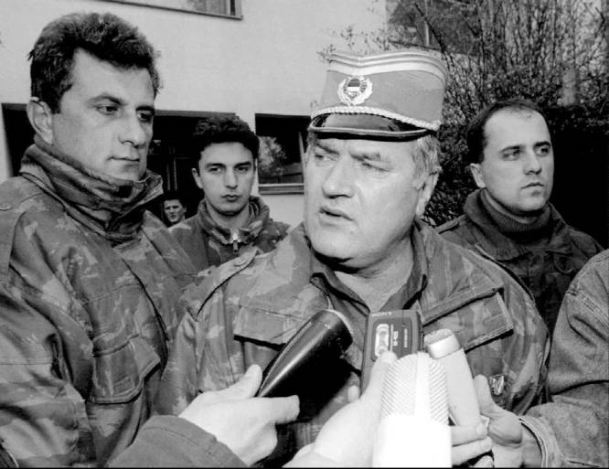 El Tribunal Penal Internacional para la Antigua Yugoslavia (TPIY) ha condenado este miércoles al general Ratko Mladic, el exjefe del Ejército serbobosnio de genocidio y crímenes contra la Humanidad, por lo que deberá cumplir cadena perpetua. El también conocido como el 'carnicero de Bosnia', lideró el genocidio que acabó con la vida de 8.000 musulmanes en Srebrenica en julio de 1995. En la imagen, Ratko Mladic, poco antes de acudir a negociar con los bosnios en Sarajevo, el 7 de abril de 1994.