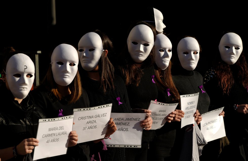 En la actualidad, la violencia contra las mujeres y las niÃ±as es una de las violaciones de los derechos humanos mÃ¡s extendidas, persistentes y devastadoras del mundo. Repasamos fotogrÃ¡ficamente las manifestaciones del 25-N. En la imagen, estudiantes de Oviedo sostienen carteles con nombres de algunas vÃ­ctimas espaÃ±olas, en 2016.