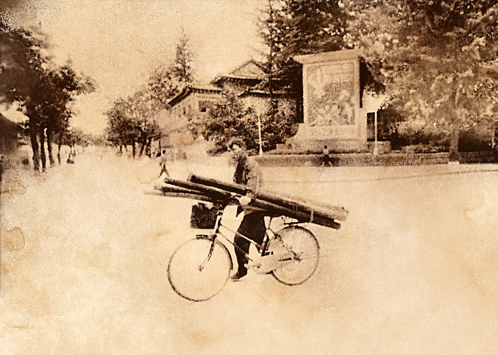 El aspecto de las imágenes de la fotógrafa canadiense son una alegoría de una sociedad en la que se oculta la información y se manipula la realidad. Un hombre en bicicleta en unas calles en las que, desde mediados de los noventa, se prohíbe que las mujeres monten en ellas debido a que la hija de un alto general murió en un accidente de este vehículo.