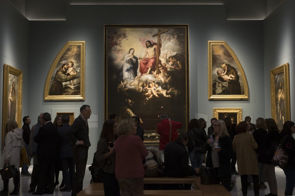 Vista de la exposiciÃ³n 'Murillo y los capuchinos de Sevilla' en el Museo de Bellas Artes. En el centro la obra 'El Jubileo de la PorciÃºncula'.