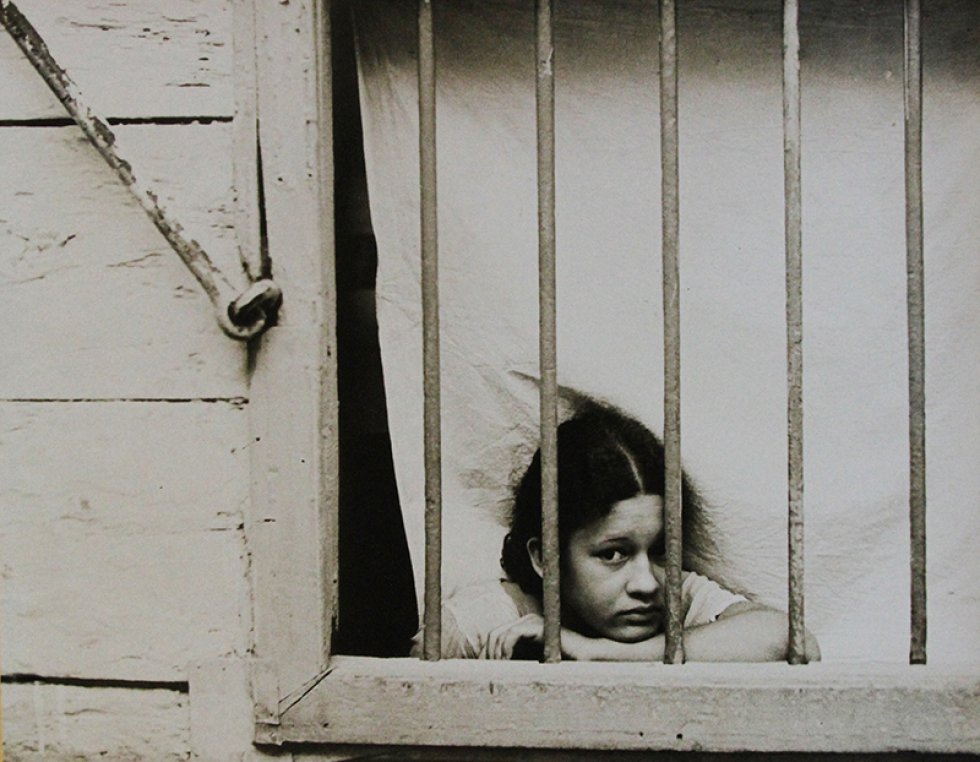 Niña cubana mirando a través de la rejas, 1933