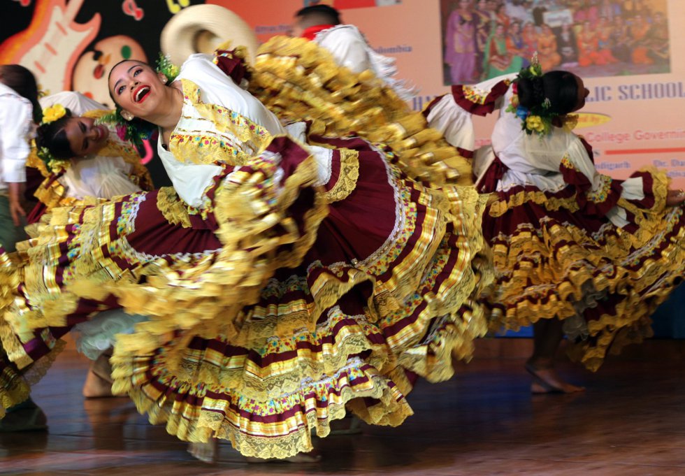 Artistas de la Escuela de Danza colombiana Cacica Dulima actúan durante el Festival de Folk Internacional en Amritsar (India).
