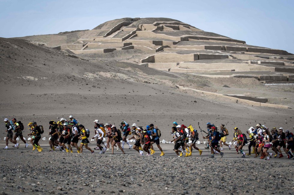 Corredores participan en el maratón 'Competitors take part in the Marathon des Sables Peru', durante la primera etapa entre Cahuachi y Coyungo, en el desierto de Ica (Perú).