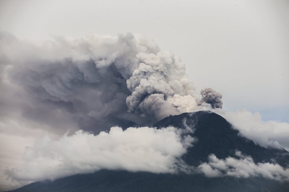 El volcán Monte Agung arroja ceniza volcánica caliente en Karangasem, Bali (Indonesia).