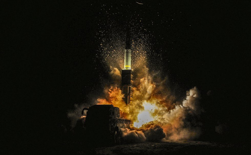 Lanzamiento del misil surcoreano Hyunmoo II durante unas maniobras en una localización desconocida de la costa este de Corea del Sur.