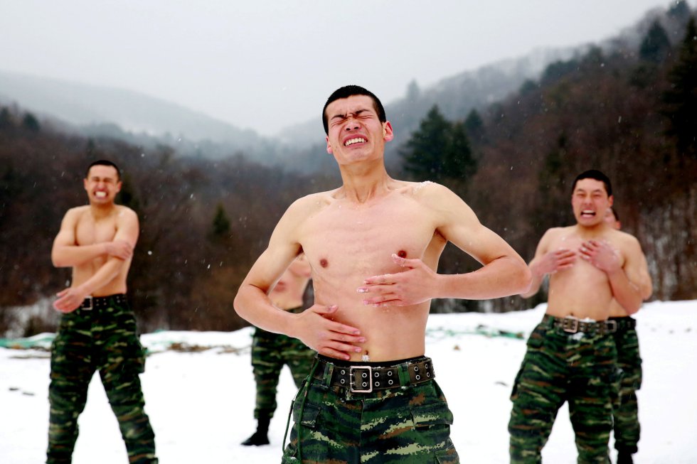 Soldados paramilitares se echan nieve por el cuerpo durante un entrenamiento de invierno a -25 grados, en Changchun (China).