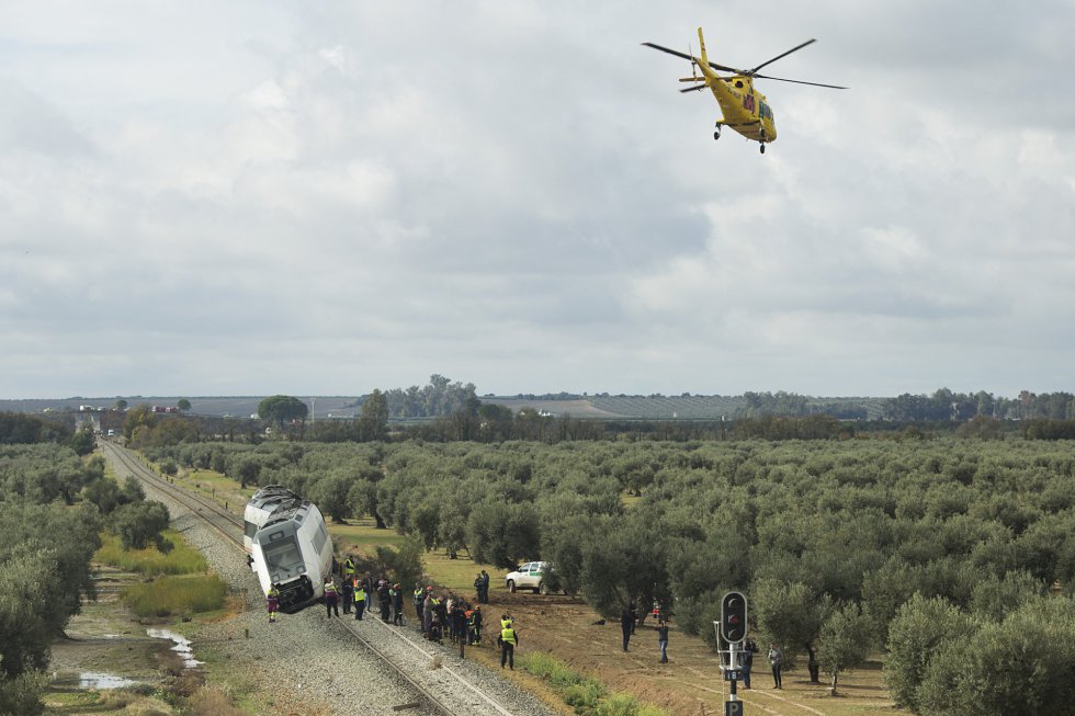 Un helicóptero evacúa a los heridos del tren AVE de la línea Málaga-Sevilla descarrilado en la localidad sevillana de El Arahal (España).