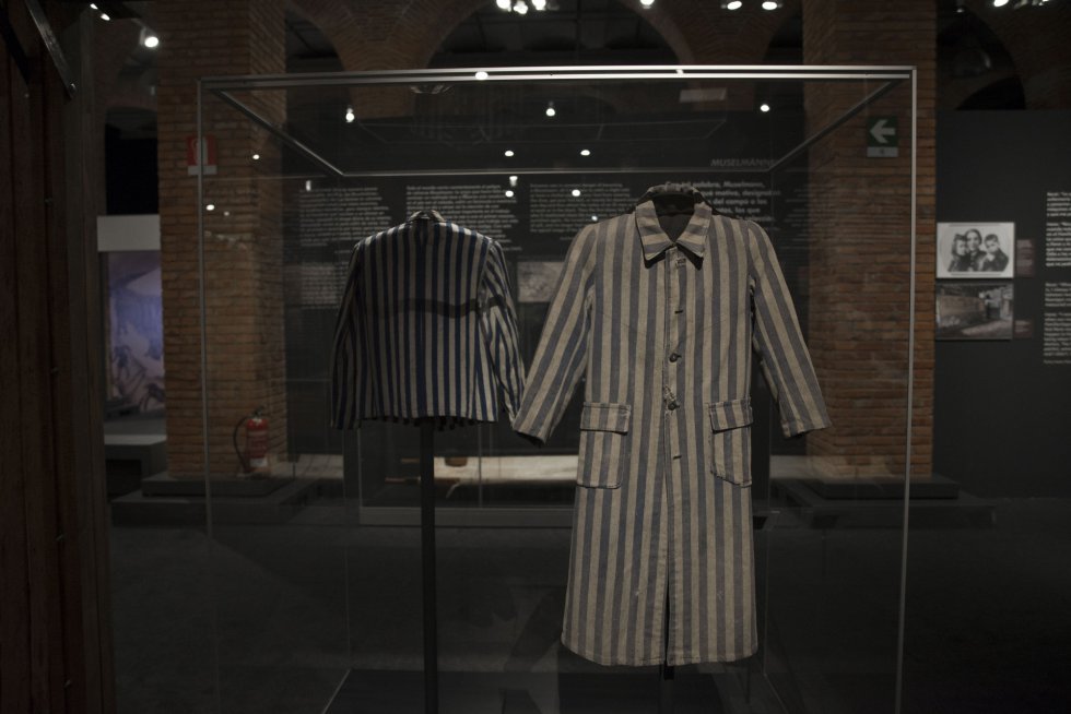 El Holocausto fue uno de los episodios más oscuros de la historia reciente, que se saldó con el asesinato de más de 6.000.000 de inocentes a manos de la Alemania nazi de Hitler. En la imagen, uniformes completos de los prisioneros.