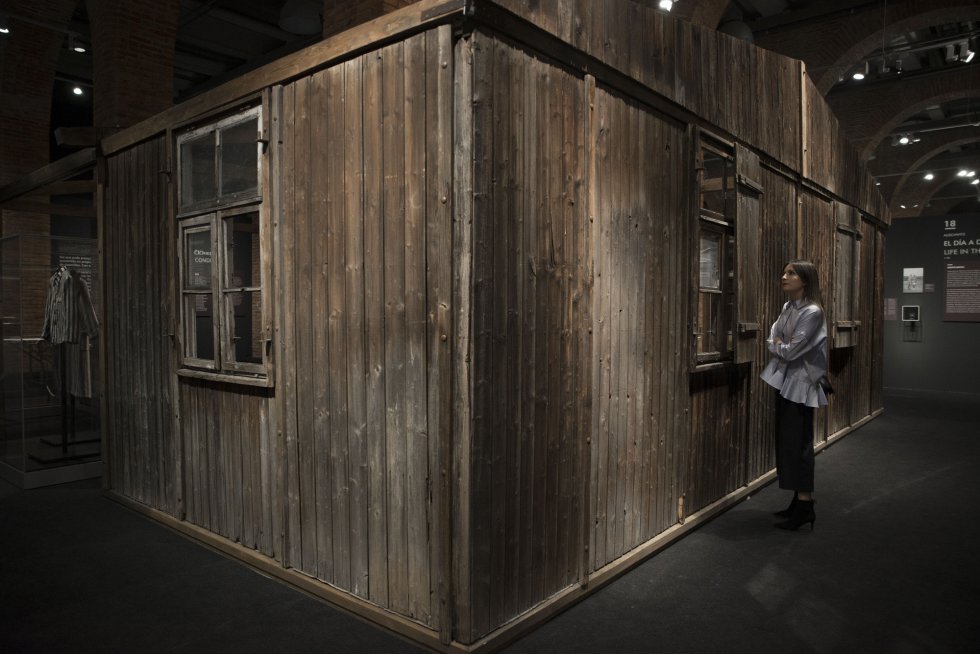 Más de 600 objetos originales, en su mayoría procedentes del Museo Estatal de Auschwitz-Birkenau, muestran la historia de Auschwitz . En la imagen, uno de los barracones del campo de concentración.