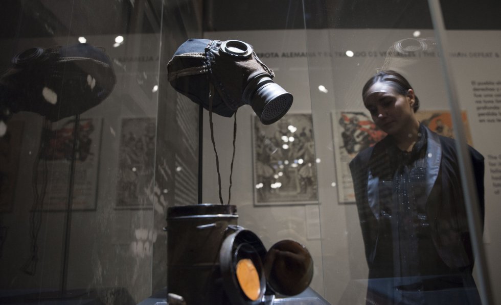Más de 70 años después de su liberación, Auschwitz continúa siendo hoy en día símbolo universal del Holocausto. En la imagen, una mujer observa una lata de Zyklon B y una máscara de gas, en la exposición.