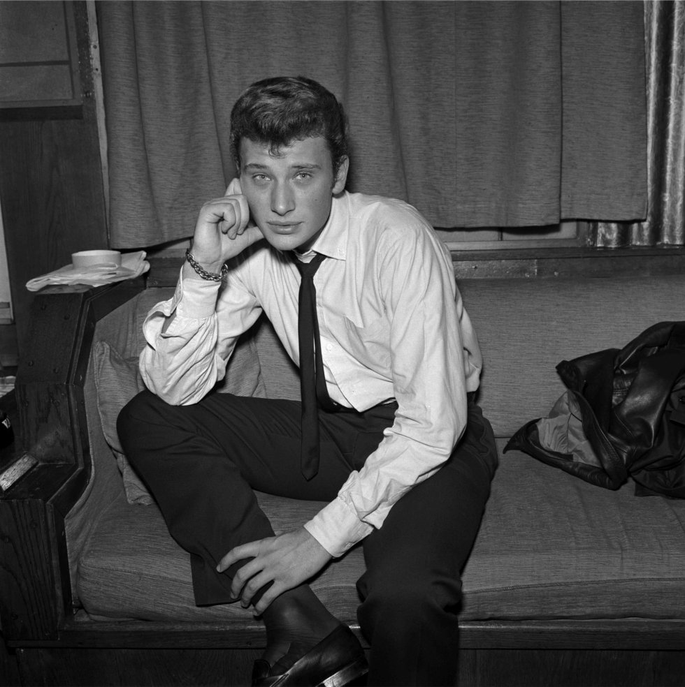 Hallyday, que popularizó el rock en Francia, posa en su camerino durante un concierto en 1960.