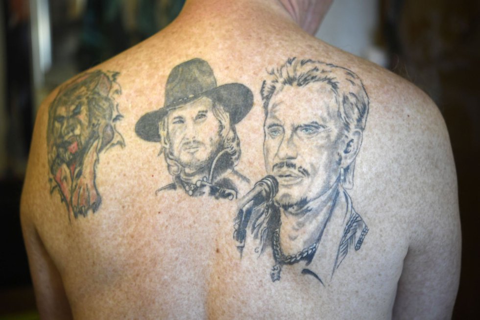 Un fan de Hallyday en Guilers (oeste de Francia) muestra sus tatuajes del intérprete en noviembre de 2017.