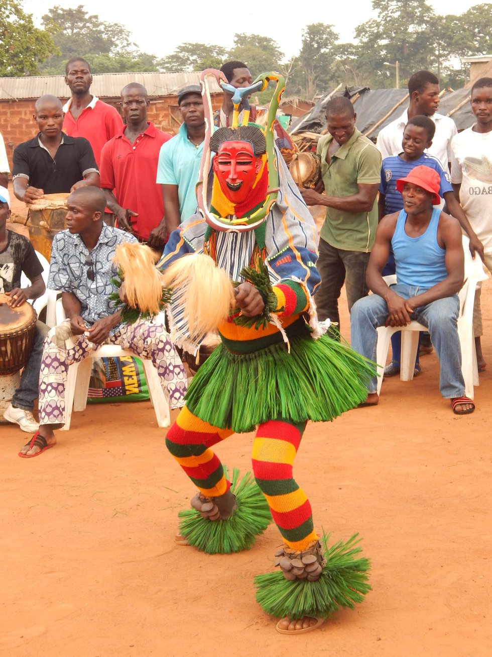 La música y la danza populares denominadas “zauli” son una práctica tradicional de las comunidades guro de la Costa de Marfil. Inspirada en dos máscaras llamadas “blu” y “djela”, esta práctica cultural es un homenaje a la belleza de la mujer y agrupa en un mismo espectáculo diversas expresiones artísticas: escultura (máscaras), arte del tejido (indumentarias), música vocal e instrumental y danza. Portador de la identidad cultural de sus depositarios, este elemento del patrimonio cultural propicia la cohesión de las comunidades y contribuye a la protección del medio ambiente. La transmisión de esta práctica tradicional se efectúa mediante interpretaciones musicales y sesiones de aprendizaje, y su viabilidad la garantizan las frecuentes representaciones organizadas por las comunidades guro, así como los festivales y las competiciones de danza entre los pueblos de la región.