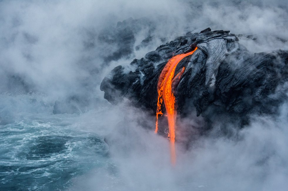 Erupción del volcán Kilauea en el Parque Nacional de los Volcanes en Hawái. Esta fotografía ha recibido una mención honorífica en la categoría Ciencias de la Tierra y climatología.