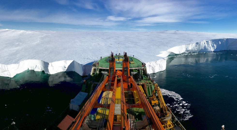 El barco de investigación ruso AkademikTryoshnikov acerca su proa al glaciar Mertz en la Antártida Oriental. La fotografía, finalista en la categoría Ciencias de la Tierra y climatología, fue tomada momentos antes de enviar un vehículo submarino operado a distancia bajo el hielo para investigar el derretimiento de la capa glaciar.