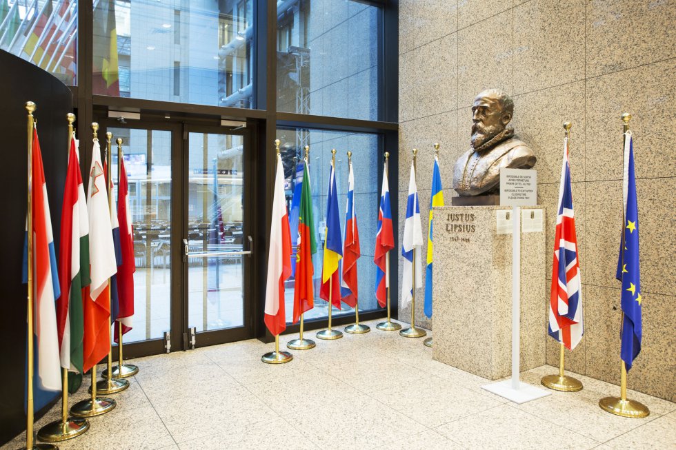 Una bandera del Reino Unido, tambiÃ©n conocida como Union Jack, cuelga entre una bandera de la UniÃ³n Europea (UE) y un busto de Justus Lipsius, filÃ³logo y humanista flamenco, dentro de un pasillo del edificio Justus Lipsius, la sede del Consejo Europeo.