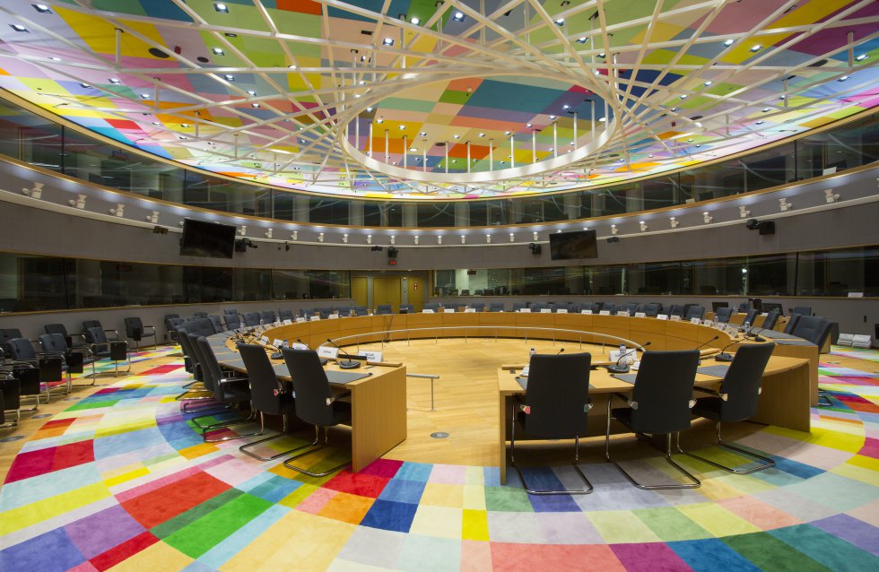 Interior del Edificio Europa, conocido popularmente como 'El Huevo', el centro de operaciones del Consejo Europeo. En la imagen, la sala S3, donde se celebran las reuniones del Eurogrupo.