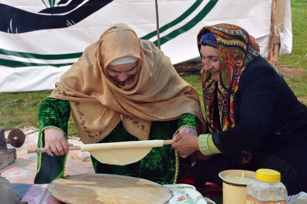 La tradición de fabricar y compartir el pan plano llamado lavash, katyrma, jupka o yufka, según el país, fue reconocida el año pasado. En comunidades de Azerbaiyán, Irán, Kazajstán, Kirguistán y Turquía es donde se acostumbra fabricar y compartir este pan. En el seno de cada familia, tres personas se encargan de participar en su fabricación, en la que cada una cumple una función específica; en las zonas rurales, el pan se prepara entre vecinos. Este pan se comparte en las comidas diarias y en celebraciones como nacimientos, bodas o funerales ya que su preparación y compartir este alimento son considerados muestra de hospitalidad y de solidaridad. En la imagen se ve a dos mujeres en Azerbaiyán preparando pan.