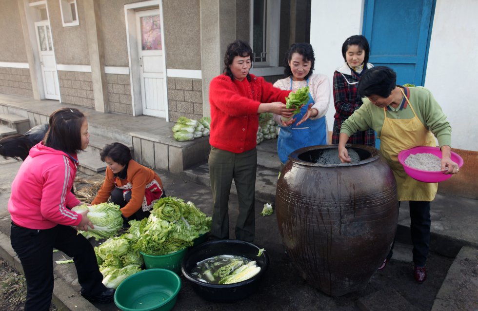 La preparación del 'kimchi' en Corea del Norte fue reconocida por la Unesco en 2015. El 'kimchi' es un platillo hecho con diferentes verduras o plantas silvestres que se sazonan con especias, frutas, carne, pescado o mariscos fermentados aunque tiene cientos de variantes y se consume en comidas ordinarias o en ocasiones especiales. Los conocimientos para su preparación se transmiten de madres a hijas, de suegras a nueras, entre amas de casa, entre vecinos, parientes o colegas de trabajo.