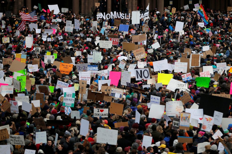 Manifestantes se reúnem na Praça Copley de Boston (EUA) para protestar contra o veto migratório de Donald Trump, em 29 de janeiro de 2017.