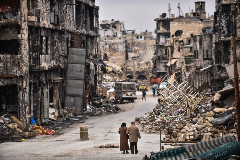 Una pareja de ancianos regresa a la ciudad de Alepo (Siria) tras los combates para ver cómo ha quedado su barrio, el 14 de enero de 2017.