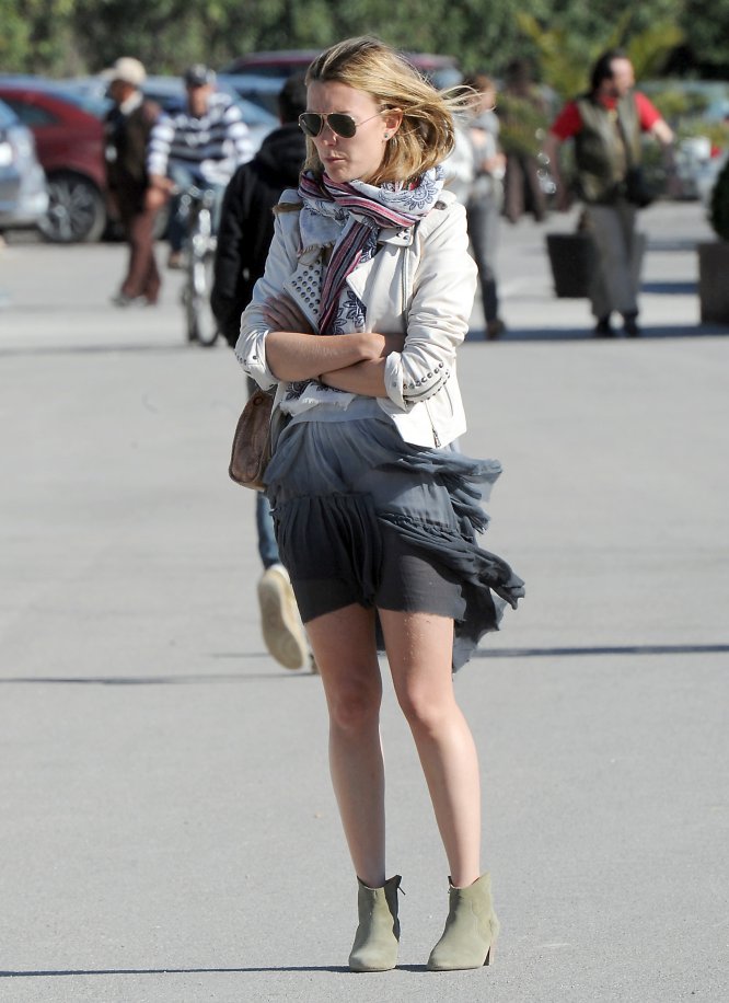 Marta Ortega, la heredera del Grupo Inditex es la mejor embajadora de su imperio. No solo está implicada en el negocio que fundo su padre, Amancio Ortega, sino que es una de las primeras en estrenar las novedades de las marcas que componen Inditex. En la imagen, Ortega en un circuito hípico en Cádiz. Para esa ocasión lució un vestido, en tonos degradados y una cazadora de color beige claro, el conjunto era de Zara.