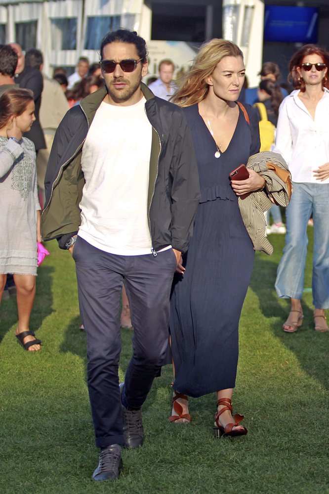 Marta Ortega es la primera en estrenar las novedades de Massimo Dutti, como el vestido azul marino que llevó en agosto de este año en el Concurso de Saltos Internacional en A Coruña.rnEn esa ocasión la heredera, que acudió con su novio Carlos Torretta, se decantó por un vestido largo fluido azul marino con detalle de volantes, cuello en pico y manga larga.rn