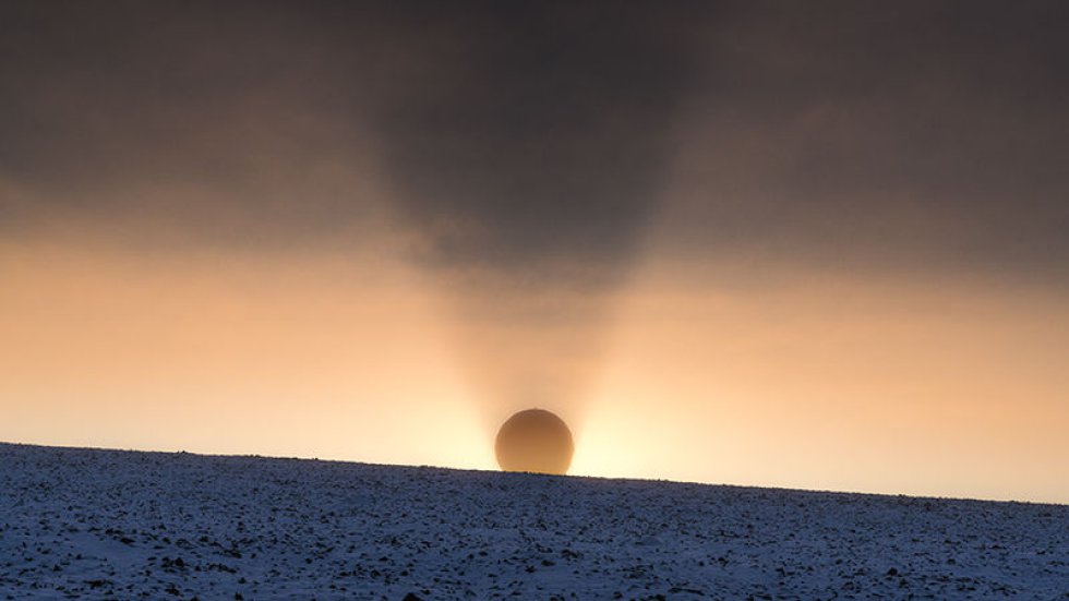 En la isla noruega de Svalbard, el sol se esconde y retroilumina una antena que descarga datos del del satélite JPSS-1 (Sistema de Satélite Polar Conjunto 1, por sus siglas en inglés). La NASA lanzó este satélite en noviembre para mejorar los pronósticos meteorológicos.