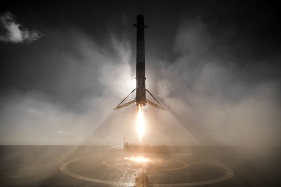 La empresa estadounidense SpaceX continúa avanzando con su sistema de cohetes reutilizables. En esta fotografía tomada en enero, el cohete Falcon 9 aterriza en un barco en el Océano Pacífico, después de poner satélites en órbita.