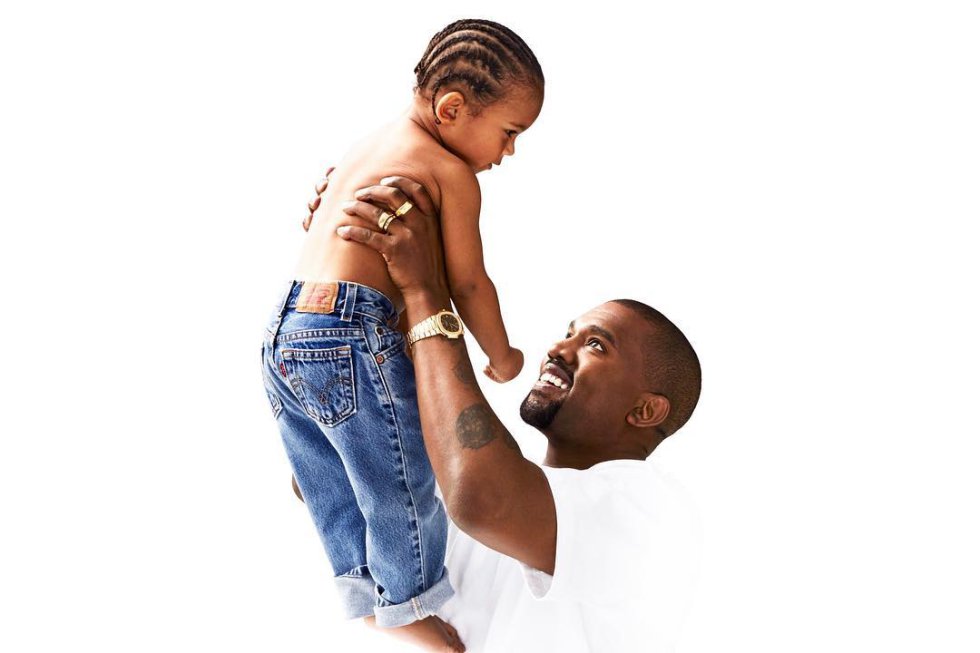 "DAY 22- MY BOYS". Este es el mensaje de la foto publicada por Kim Kardashian el 22 de diciembre, en ella, su hijo menor Saint y su marido, Kanye West, mostrando otra sonrisa.