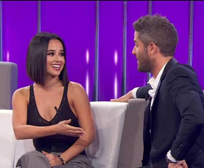 “A mí me gustan más grandes, que no me quepa en la boca, los besos que quiera darme y que me vuelva loca". Este es el explícito estribillo de la canción superventas 'Mayores', de la californiana Becky G. Pero en 'OT' se transformó en algo más ligero: “A mí me gustan más grandes, que con un beso en la boca me haga volar en el aire y que me vuelva loca". La cantante tuvo que cambiar la letra porque así se lo exigió el programa. Una diferencia sutil que no pasó desapercibida a los espectadores, que manifestaron su disgusto por una muestra de censura que no había tenido lugar en otro formato de la misma productora, Gestmusic. Pocas semanas antes, en 'Tu cara me suena' (también de Gestmusic), la cantante Lucía Gil se había caracterizado de Becky G y había interpretado 'Mayores' sin ningún cambio. Pero 'OT' se emite en una televisión pública y, a pesar de los aires de libertad que se respiran en la Academia, su productor prefirió endulzar los ripios de Becky. La propia cantante se hizo eco de la polémica y en el programa 'La vida moderna', de la Cadena Ser, se preguntó por qué artistas masculinos con letras igual de explícitas como Maluma o Enrique Iglesias no sufren ese tipo de censuras. En la imagen, Becky G en 'OT' con el presentador del programa, Roberto Leal.