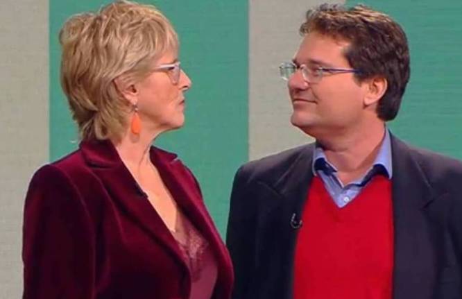 "Lo primero que te digo es que adelgaces, porque estás gordo". Así respondía Mercedes Milá a José Miguel Mulet (los dos en la imagen), licenciado en Química y doctor en Bioquímica y Biología Molecular cuando este rebatía las teorías de 'La encima prodigiosa', de Hiromi Shinya, uno de los libros de cabecera de Milá. El escenario: el espacio, 'Chester in love', de Risto Mejide; la hora, el horario de máxima audiencia de la noche dominical. Una combinación infrecuente para escuchar a un científico de primer nivel desmontar bulos. Pero Milá no estaba dispuesta a permitir que nadie le robase el foco y la negación por parte del científico de la existencia de estas encimas mágicas y de otras aseveraciones del libro de Shinya, como los riesgos de cloral el agua o consumir lácteos, provocó una virulenta reacción de Milá. La condena en redes sociales no se hizo esperar y el propio Mulet utilizó Twitter para recordar que lo que había vivido en el plató se parecía demasiado a ese 'bullying' que Telecinco combate con campañas publicitarias.
