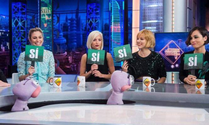"¿Cuando duermes, la ropa interior es sexi o es cómoda?", preguntó Pablo Motos a Elsa Pataki; a la cantante Anastacia, el presentador le plantó un besó furtivo; a Mónica Carrillo le hizo una entrevista más centrada en su aspecto físico que en su novela; con la modelo brasileña Alessandra Ambrosio, Motos tiró de cliché: "¿Por qué a las mujeres os gustan tanto los zapatos?". En 2017 el plató de 'El hormiguero' fue un paraíso de la pregunta (y la actitud) sexista que alcanzó su cenit con la visita de las protagonistas de la serie 'Las chicas del cable' (en la imagen). La presencia de Maggie Civantos, Blanca Suárez, Nadia de Santiago y Ana Fernández en el programa originó una sucesión de tópicos 'femeninos' (como la aptitud de las mujeres para bailar reaggeton o la incapacidad de estas para ser amigas) aderezado por cuestiones de 'enjundia': “¿Cuántos pendientes calculas que te caben en la oreja?" o “tienes una oreja muy bonita”. Así de rancias estuvieron las cosas en 2017 por 'El hormiguero'.
